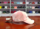 Casquettes de baseball de panneau du rose 6 de tissu de velours avec le logo de broderie/les chapeaux Bill de courbe